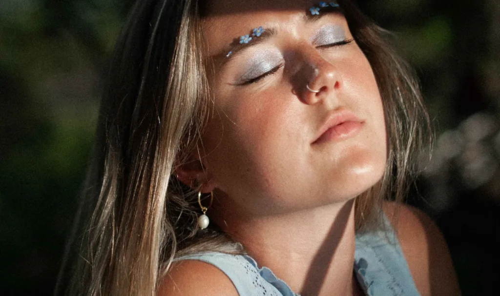 Icy blue eyeshadow / Pexels 