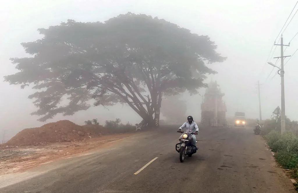 A thick layer of smog covered all over the area gives a hazy view as air pollution increases, in Bengaluru / ANI