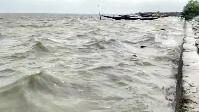 A view of Chilika Lake as high tidal waves hit the coast under the influence of Cyclone Arnab, in Puri on Thursday. (ANI Video Grab)
