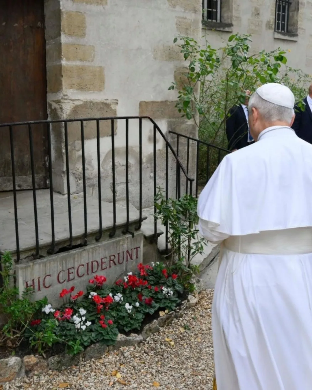 Pope Leo XIV pauses to pray at the site of the brutal massacre at the Carmes monastery during the French Revolution, which is marked by the Latin expression "Hic ceciderunt" (Here they fell) | X (@VaticanNews)