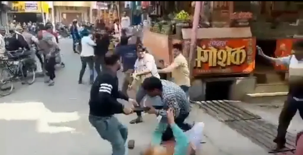 A dispute over chutney served with bread pakodas escalated into a violent Hapur brawl in Uttar Pradesh, with four people injured after two groups clashed in a busy market. (ANI)