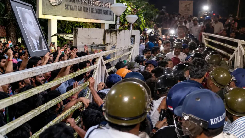 A clash broke out between members of the SFI and the Akhil Bharatiya Grahak Panchayat during an event organised by the Akhil Bharatiya Grahak Panchayat at the SRFTI auditorium, in Kolkata on Sunday.