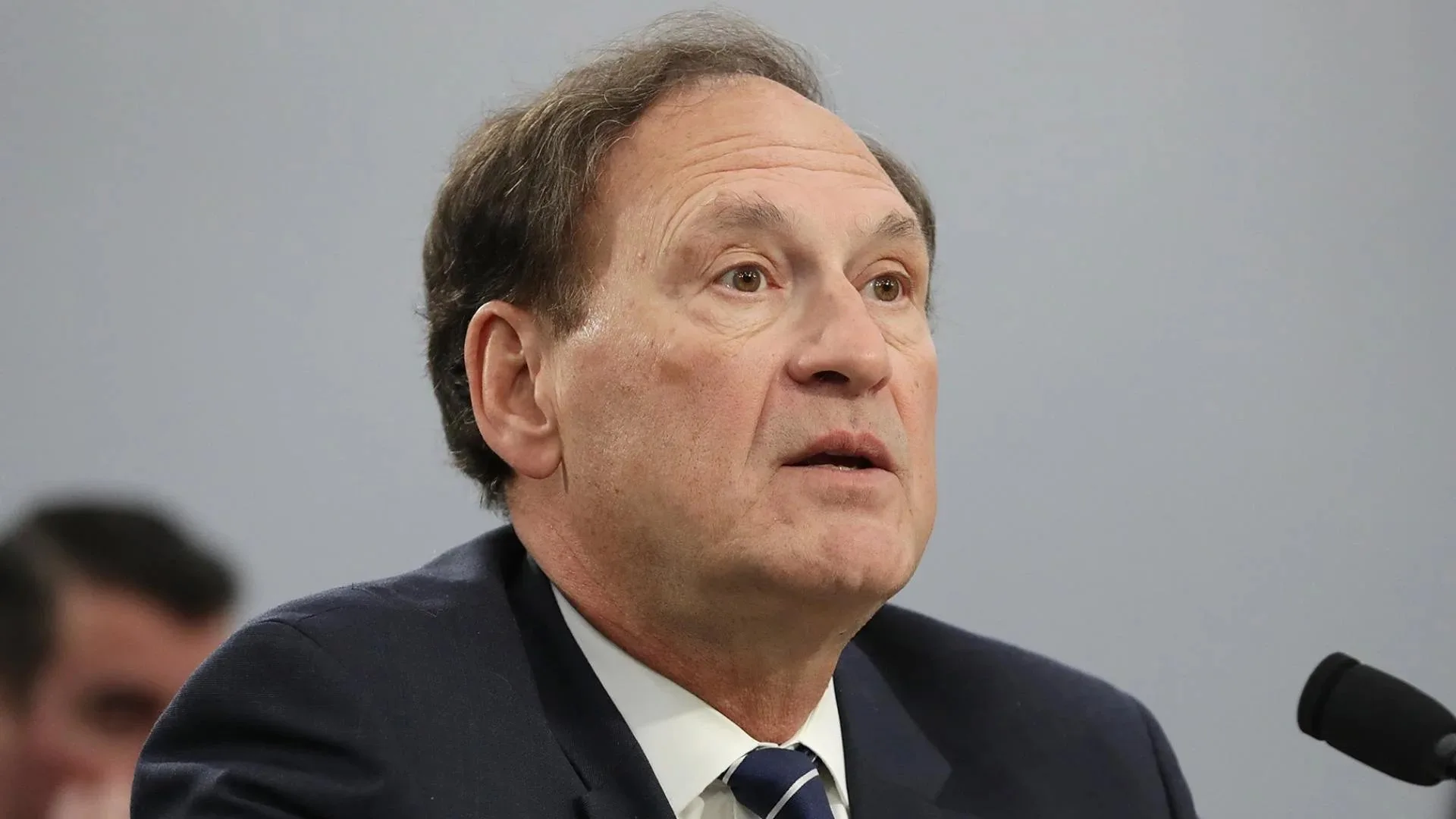 Samuel Alito told CBS News that he lost friends over his decision to overturn Roe v Wade | X (@PollTracker2024)