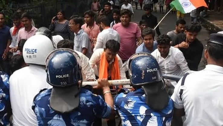 SRFTI protest turned tense on Sunday evening as members of the Bangiyo Hindu Jagaran Manch reached the gates of the Satyajit Ray Film and Television Institute in Kolkata and allegedly hurled bricks and bottles at students inside the campus. (ANI)