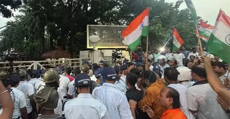 Members of the Bangiyo Hindu Jagaran Manch marched towards the institute on Sunday, alleging that students had insulted Swami Vivekananda and Bharat Mata. (ANI)