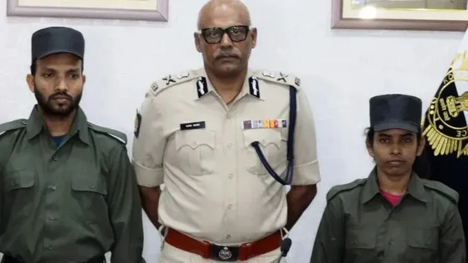 Maoists Mangal (left) and Malati (right) with Kolkata Police Commissioner Ajay Kumar Nand.