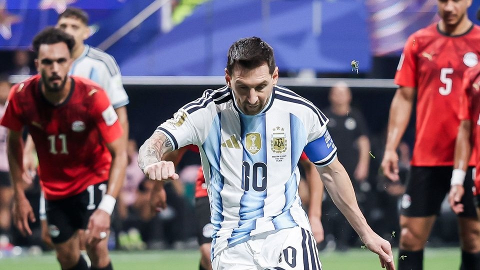 The latest miss came early in Argentina's knockout match against Egypt when Messi failed to beat the goalkeeper from the penalty spot. (X)