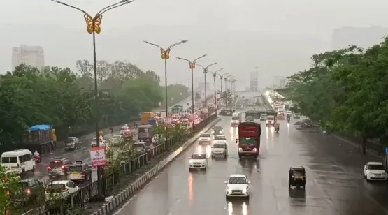 Commuters make their way through glistening roads at Matunga East as the rain lashes parts of the city, in Mumbai | File image/ANI