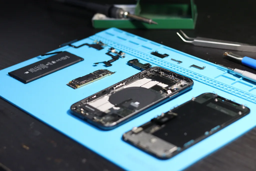 Smartphone parts/ pexels