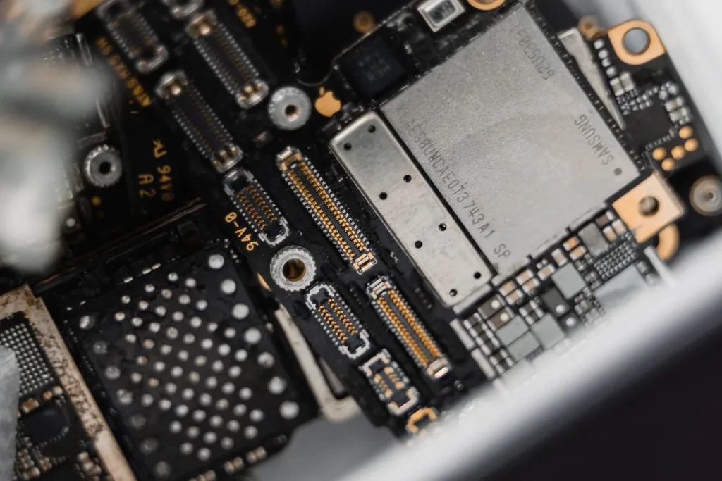 Smartphone parts/ pexels