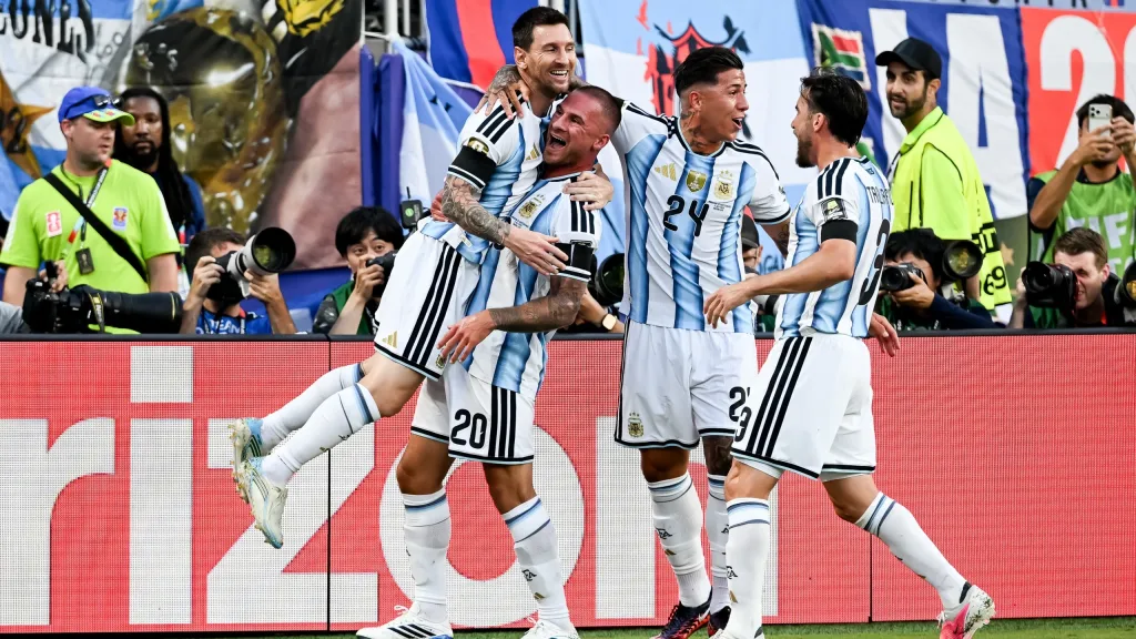 Alexis Mac Allister celebrates with Lionel Messi and teammates after scoring the first goal against Switzerland