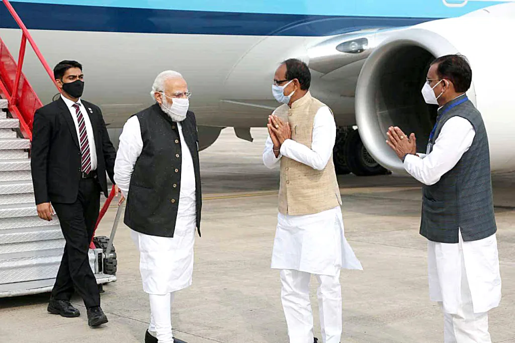 Madhya Pradesh Chief Minister Shivraj Singh Chouhan welcomes Prime Minister Narendra Modi at the airport, in Khajuraho (ANI Photo)