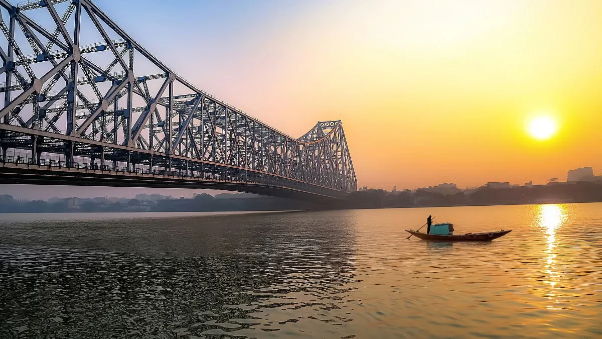 Kolkata braces for a humid weekend as IMD predicts light rain; North Bengal on alert