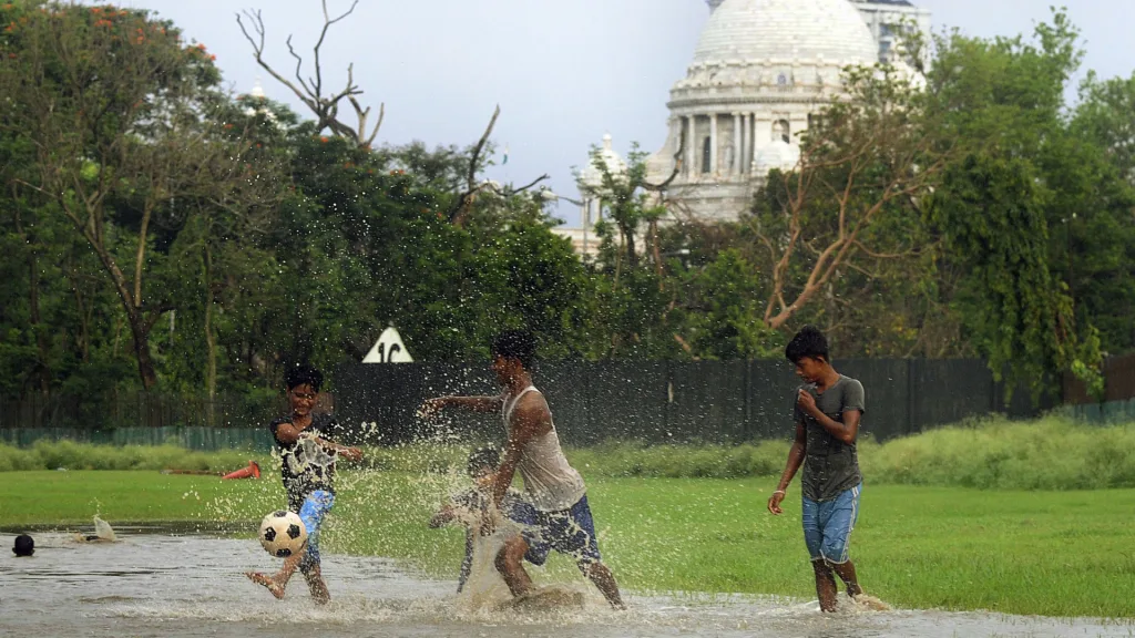 Bright skies over Kolkata, while heavy rain alert continues across north Bengal.