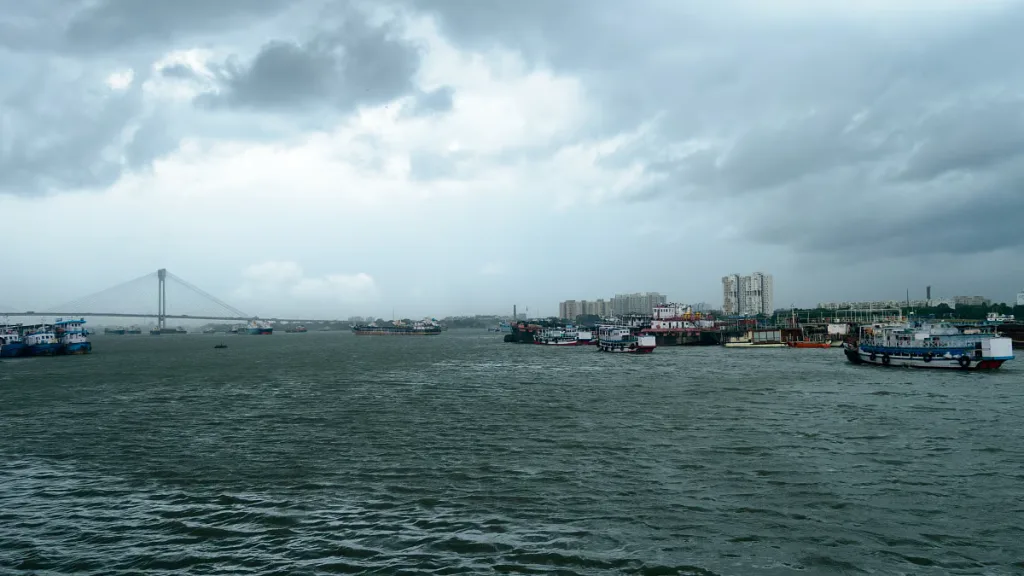 Kolkata wakes up to rain as IMD warns of heavy showers in North Bengal.