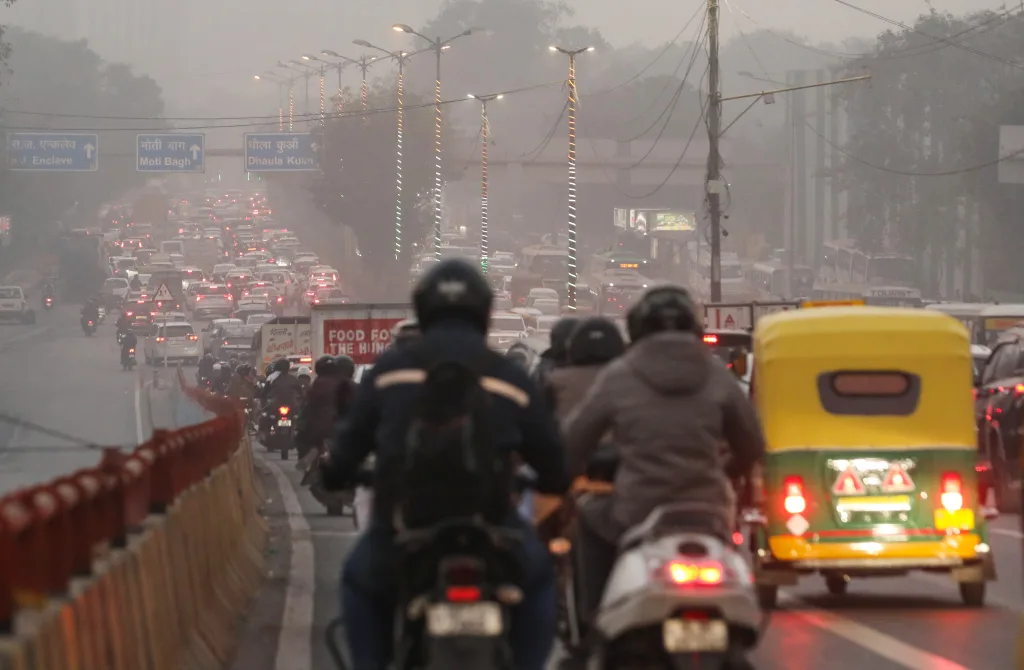 Vehicles commute through the Ring Road covered with smog / ANI