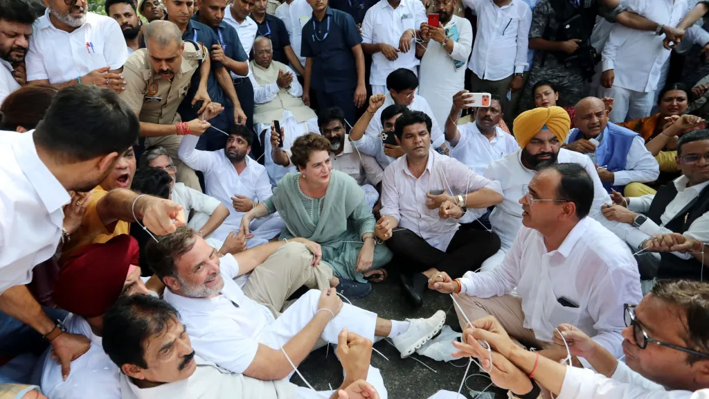Congress protests at LKM, demanding the resignations of PM Modi and Dharmendra Pradhan