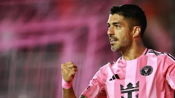 Suarez celebrates after successfully taking the penalty 