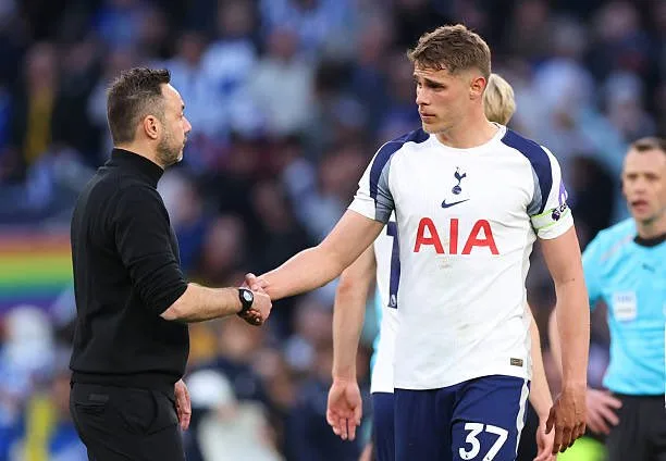 Micky van de Ven expects supporters to notice a clear shift in Tottenham's playing style under Roberto De Zerbi. (X)