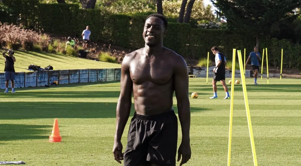 Chelsea transfer talks have taken an unexpected direction with the club exploring moves for experienced Premier League duo Danny Welbeck and Jordan Henderson. (X)