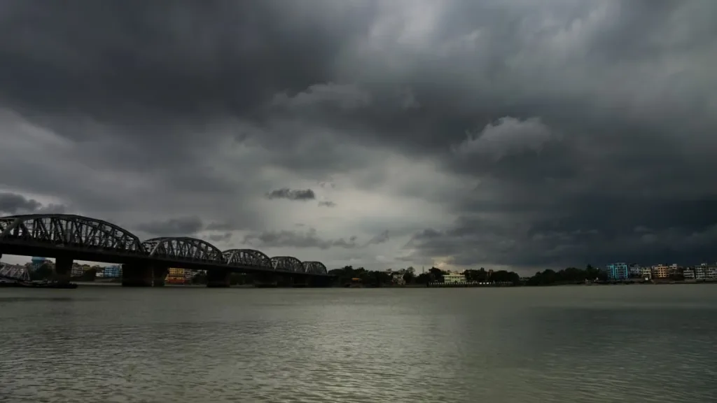 Cloudy morning in Kolkata as IMD predicts more showers through the day