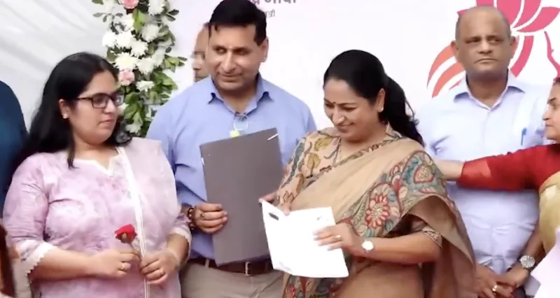 Hundreds of women gathered at registration camps across the capital from early morning, and by noon, 1,083 applications had already been completed. (X)