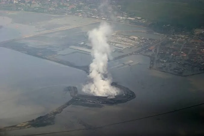 Indonesian Volcano Eruption Disrupts 300 Flights As Ash Cloud Hits indonesian-volcano-eruption-disrupts-300-flights-as-ash-cloud-hits