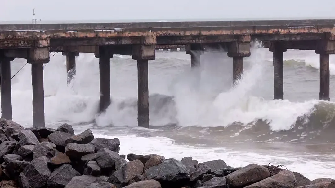 Cyclone Arnab hits Andhra coast at 150 Kmph; Bengal braces for heavy showers, flights cancelled