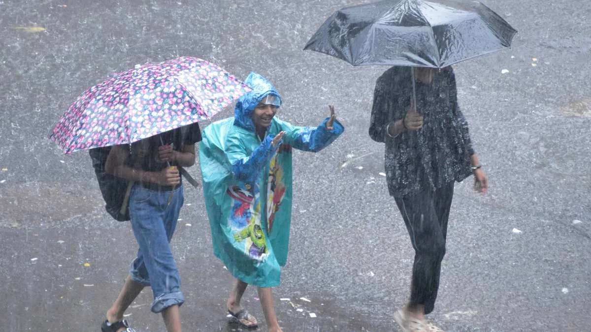 Weather Update : सुबह से काले बादलों ने जमाया डेरा, Weekend पर कैसा रहेगा मौसम?