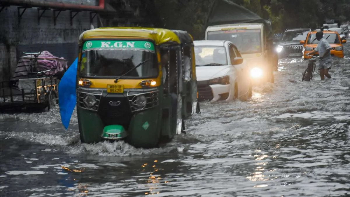 बंगाल की खाड़ी में फिर मंडराया निम्न दबाव का खतरा, कोलकाता समेत पूरे बंगाल में भारी बारिश का अलर्ट